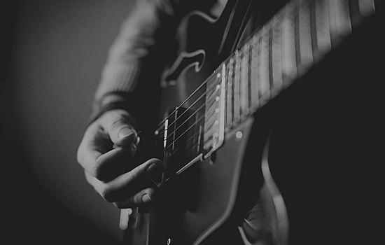 Despierta al Sonido de Tu Talento: ¡Aprende Guitarra en Casa!